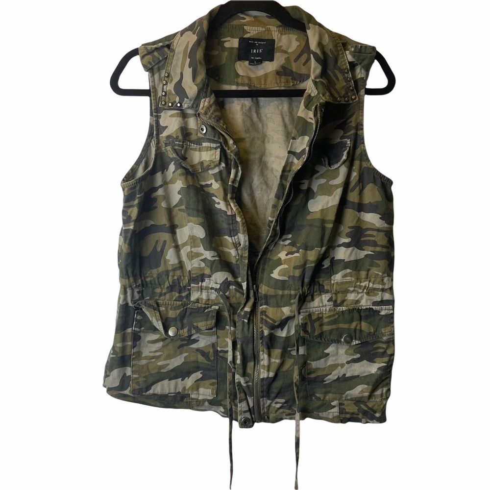 IRIS camo zip up vest size large
